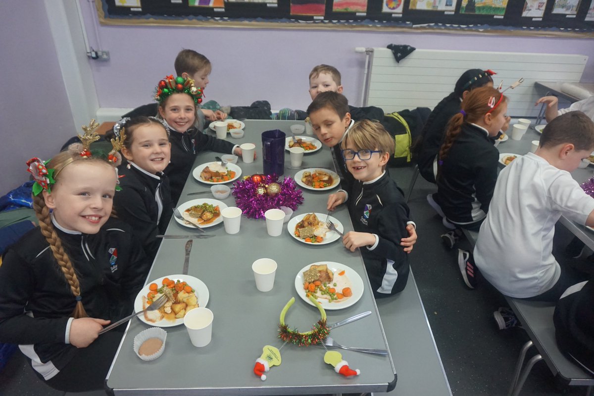 Sudleyprimary's tweet photo. What a fabulous Christmas lunch for all our children. Smiles all around 🎅 https://t.co/AtgNskHyeC