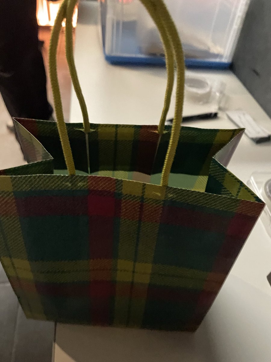 キャッシュオンデリバリー見てるこちらも頭フル回転で面白かった！笑った！すごい台詞量なのに軽やかなのすごい！思わずプレゼントBOXに伊勢丹のクッキーを🍪ご本人に届くかは知らん笑！他の役者さんもみんな気になったーパンフレット熟読しよ