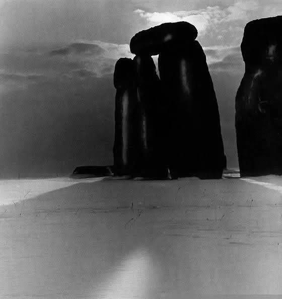 FedeItaliano76's tweet image. 'Stonehenge in the Snow' (1944) by Bill Brandt