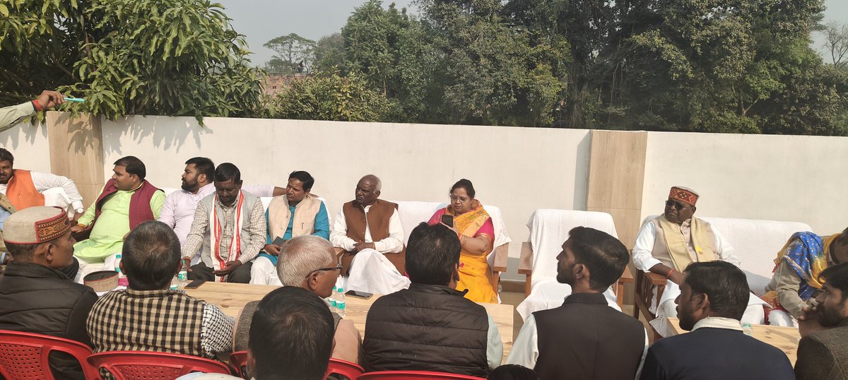 #खेती_की_बात_खेत_पर 
  प्रदेश के यशस्वी मुख्यमंत्री श्री योगी आदित्यनाथ जी का आगमन दिनांक 12.12.2025 को *प्रगतिशील किसान पद्मश्री श्री राम शरन वर्मा जी के गांव दौलतपुर ब्लाक हरख* में हो रहा है।उसकी तैयारी बैठक में आज श्री राम शरन वर्मा जी के आवास पर  शामिल हुआ।