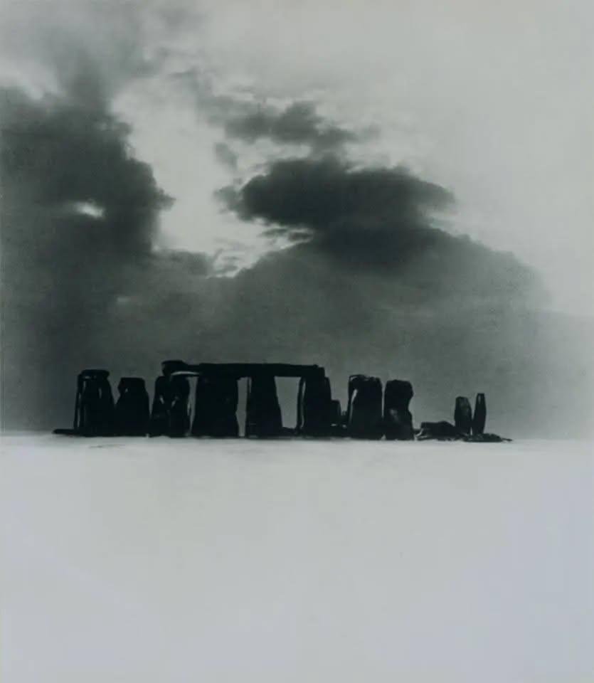 FedeItaliano76's tweet image. 'Stonehenge in the Snow' (1944) by Bill Brandt