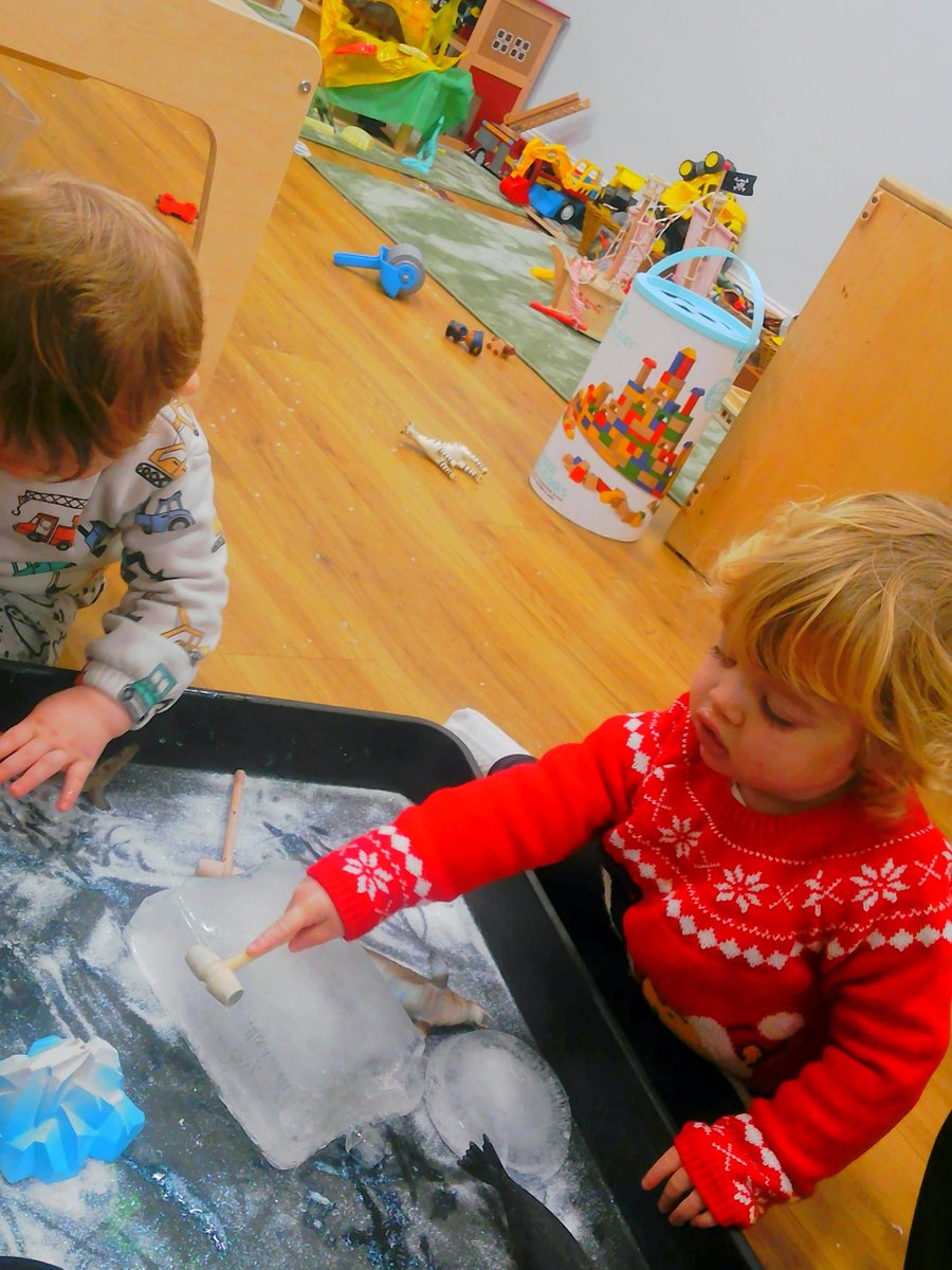 This week the Norfolk Road babies have enjoyed exploring an ice themed arctic tuff tray 🐧❄️⛄