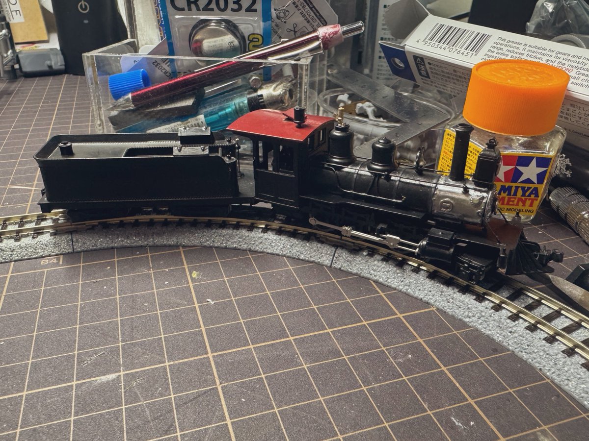 morley_craft's tweet photo. トーマモデルのサンデーリバー2号機、動力だけならユニトラックのR117を曲がれそうだったのでちょっと魔改造しました…先台車が少し前に出てしまいましたが綺麗に曲がれるようになりました！
#ナローゲージ https://t.co/VqWYPsJ9RN