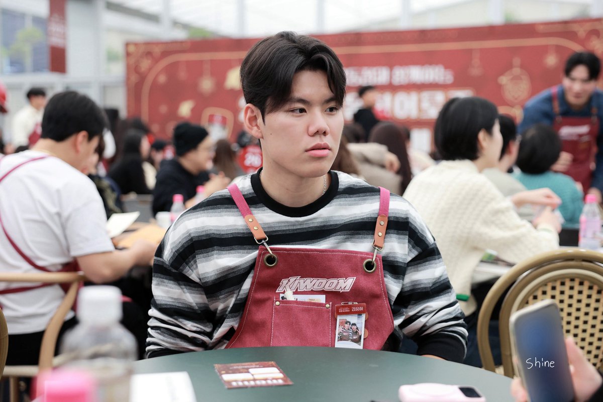 timetoshine_19's tweet photo. 251206 자선카페
1년만에 만난 알바생 ❀´▽`❀
ㄴ 옷이 너무 잘���울려요.
#timeto_shine
#키움히어로즈 #자선카페 #김윤하 https://t.co/KtXeyxOBXh