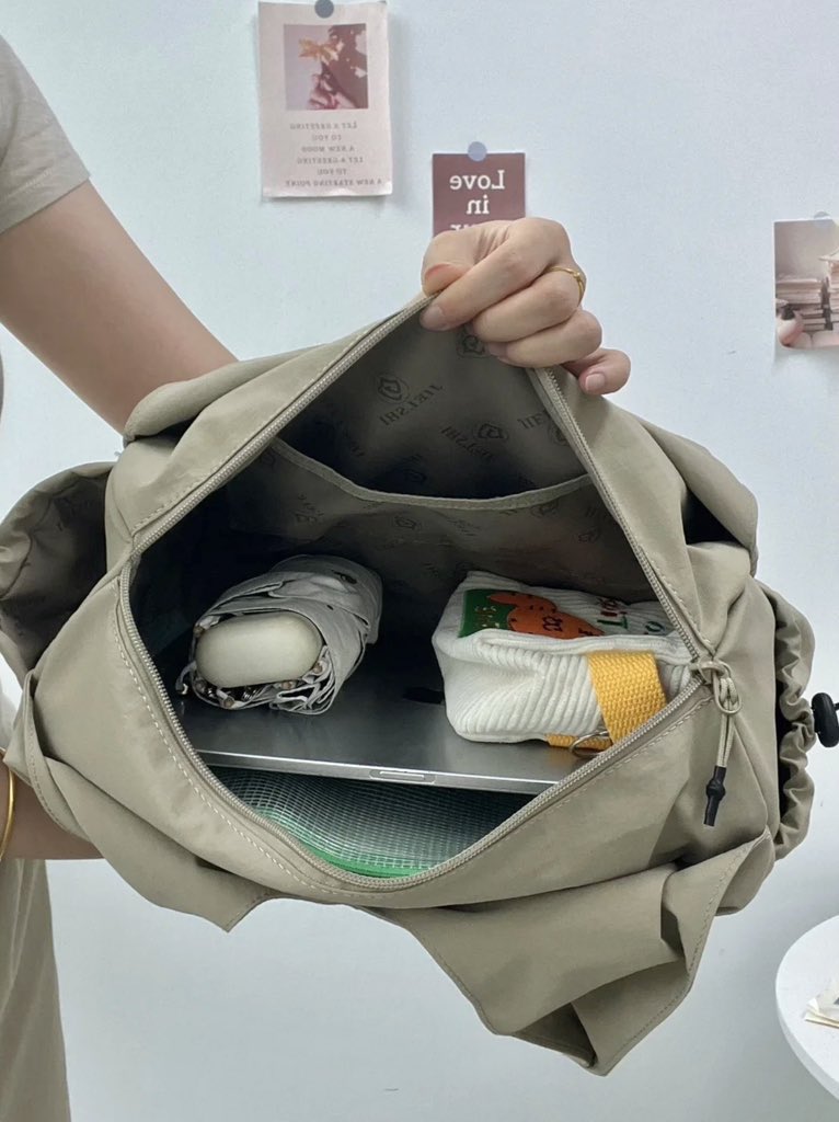 อสักที กระเป๋าที่โกยทุกอย่างลงไปแล้วออกจากบ้านได้เลย;-; ใส่ ipad/macbook ได้สบาย นุ่มนิ่มและเบามาก สะพายนานๆได้ งานจริงตรงปก ลด 65% OFF เหลือแค่สองร้อยกว่าเอง🥣◞🌷〰️