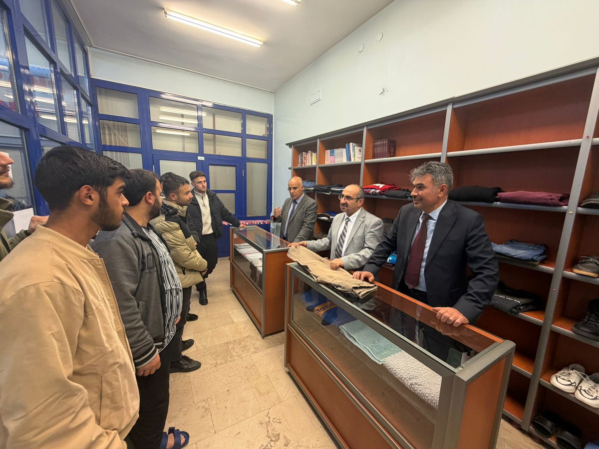 SivasKYGM's tweet photo. Şemseddin Sivasî Yurt Müdürlüğü olarak “Gardırop Kardeşliği” projesinin açılışını; Yurt Hizmetleri Müdürü Fatih Dinçer, Eğitim ve Sosyal Kültürel Faaliyetler Şube Müdürü Ertuğrul Yalçın, Yurt Müdürümüz Hasan Sobay, personellerimiz ve öğrencilerimizin katılımıyla gerçekleştirdik. https://t.co/nSzGW0e3Iu