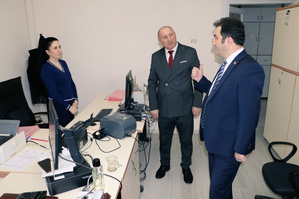 Kaymakamımız Adem TAŞPINAR, İlçe Vergi Dairesine ziyarette bulunarak, İlçe Vergi Dairesi Müdürü Alpay ATASOY'dan  yürütülen iş ve işlemlerle ilgili bilgi aldı.
