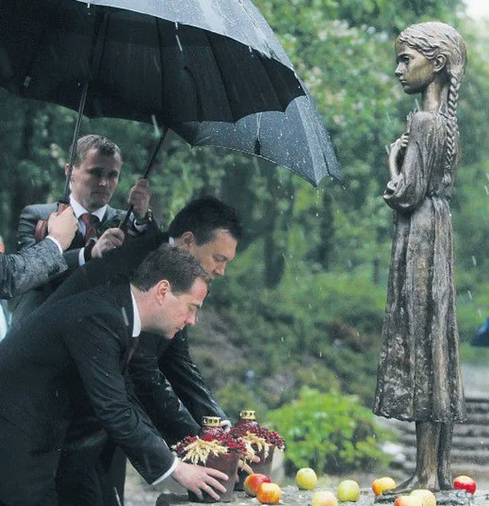 Рубрики: Історична світлина.
Опис: 17 травня 2010-р., Президент України Віктор Янукович і президент Росії Дмитро Медведєв поставили горщики пшениці із свічками до пам’ятного знаку Меморіалу пам’яті жертв Голодомору в Україні.
#Україна #УкрТві #Ukraine️ #ІсторіяУкраїни  #archive