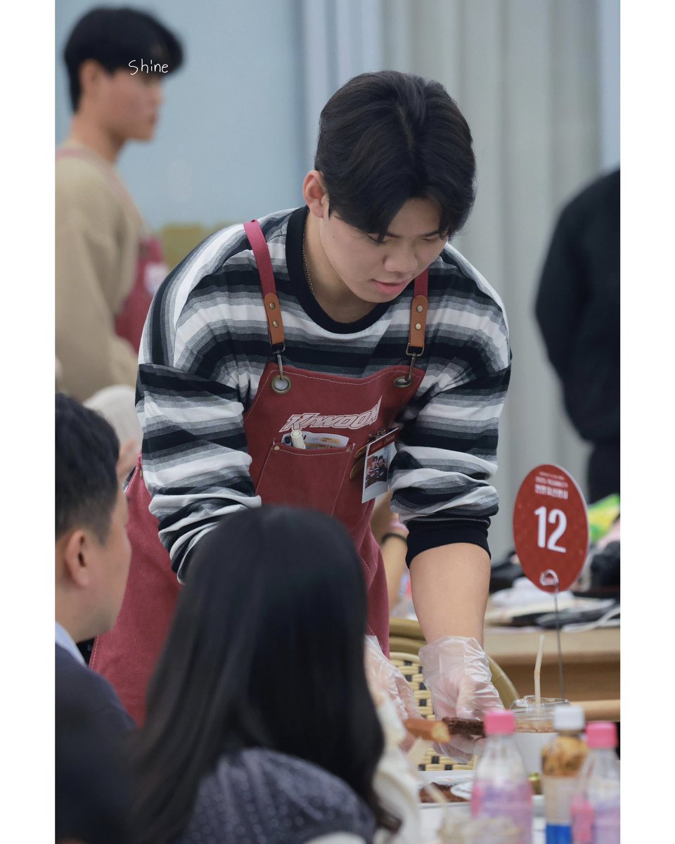 timetoshine_19's tweet photo. 251206 자선카페
이렇게 친절한 알바생 처음봤는데.. 또 보려면 1년 기다려야 한대요...( ˃̣̣̥᷄⌓˂̣̣̥᷅ )
#timeto_shine
#키움히어로즈 #자선카페 #김윤하 https://t.co/QeFO4FGsGm