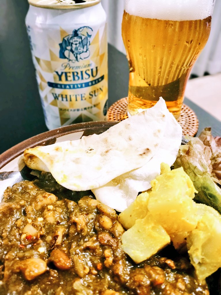 san867205631070's tweet photo. ホワイトサン☃️🌟
私このビールには完全にカレーだと思って今日カレーにしたのだけどわりと苦味があるのね!
なんとなくクリスマスに食べるようなお料理に合いそうだなあと、そんな香りと味わいです🎄🍻
いい感じ!オシャウマ🫶🫶🫶
#おうちごはん #晩酌 #ビール党 #WHITESUN https://t.co/6TJqYrUeRv