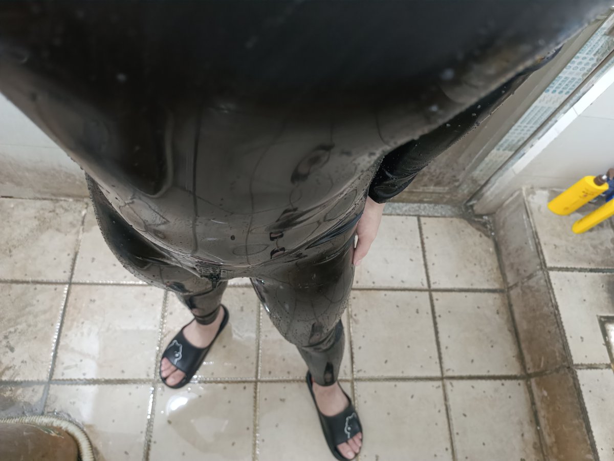 dogshaped_25's tweet photo. 我的，第一套胶衣，在宿舍穿的，周围有点脏，但好兴奋，准备穿到明天晚上 https://t.co/uGBJe9b8KN