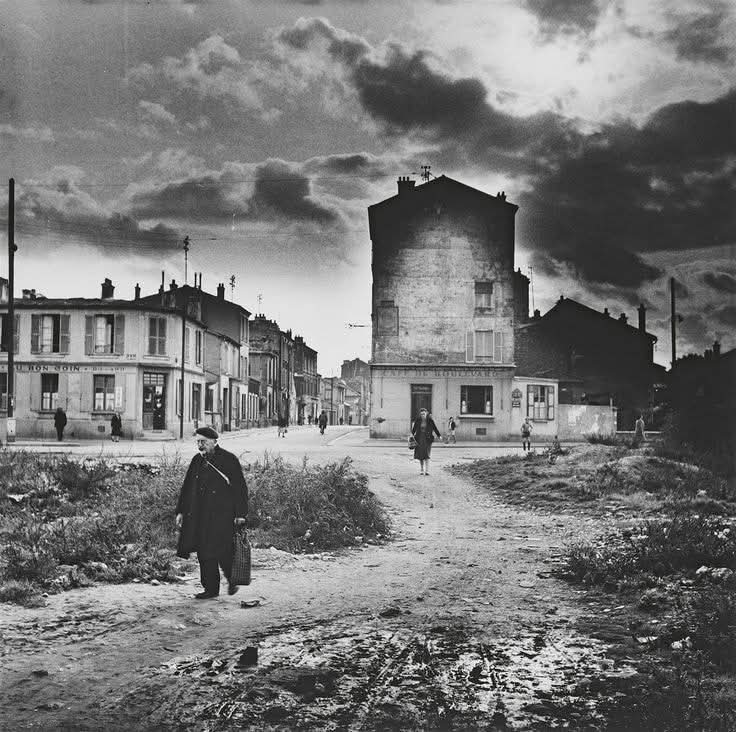 📸 Herbert Tobias. 
Pauvre banlieue de Paris 
1951. Paris
