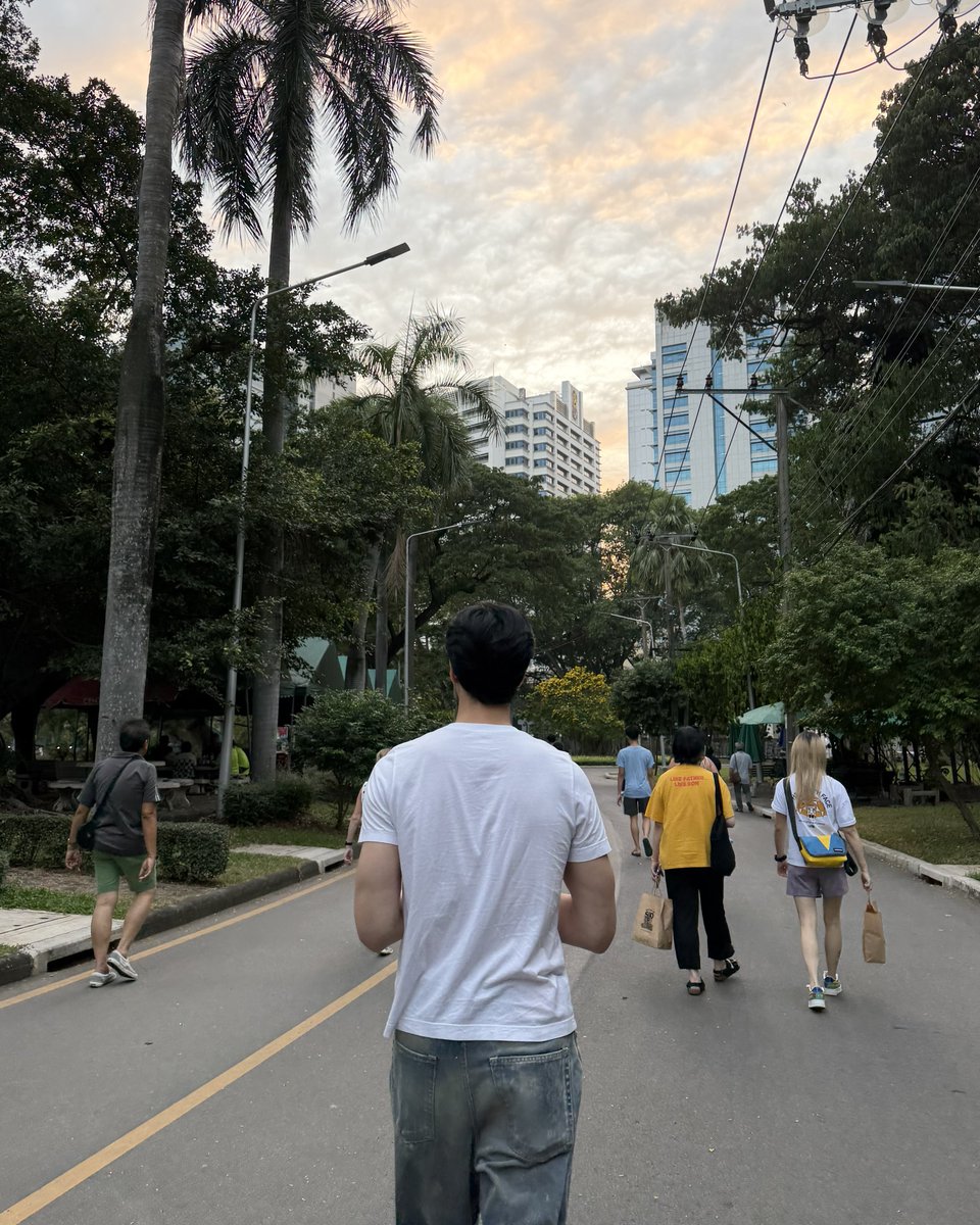 พอไม่มีคนตามมันดีแบบนี้อะ เค้าได้พักผ่อน ได้เดินเล่นลงรูปให้แบบนี้ ดีจังเลย ㅠㅠ