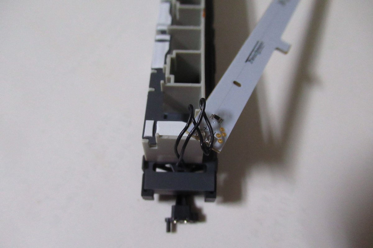 ボディを外すのが難しくなかったので中身確認。制御客車のみ車輪から集電しているので、他車は通電カプラーからの配線が直接ライト基盤に接続されています。

#Nゲージ #modellbahn