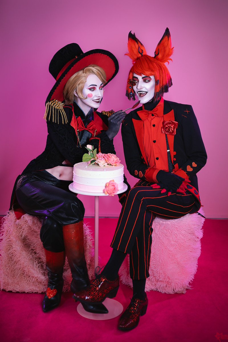cactus_sonya's tweet photo. Even Radio Demon can't resist the might of the King😏
Valentine’s #Radioapple my beloved🖤

#HazbinHotel #HazbinHotelLucifer #alastor #HazbinHotelAlastor #cosplay https://t.co/3xD7xn7Wse