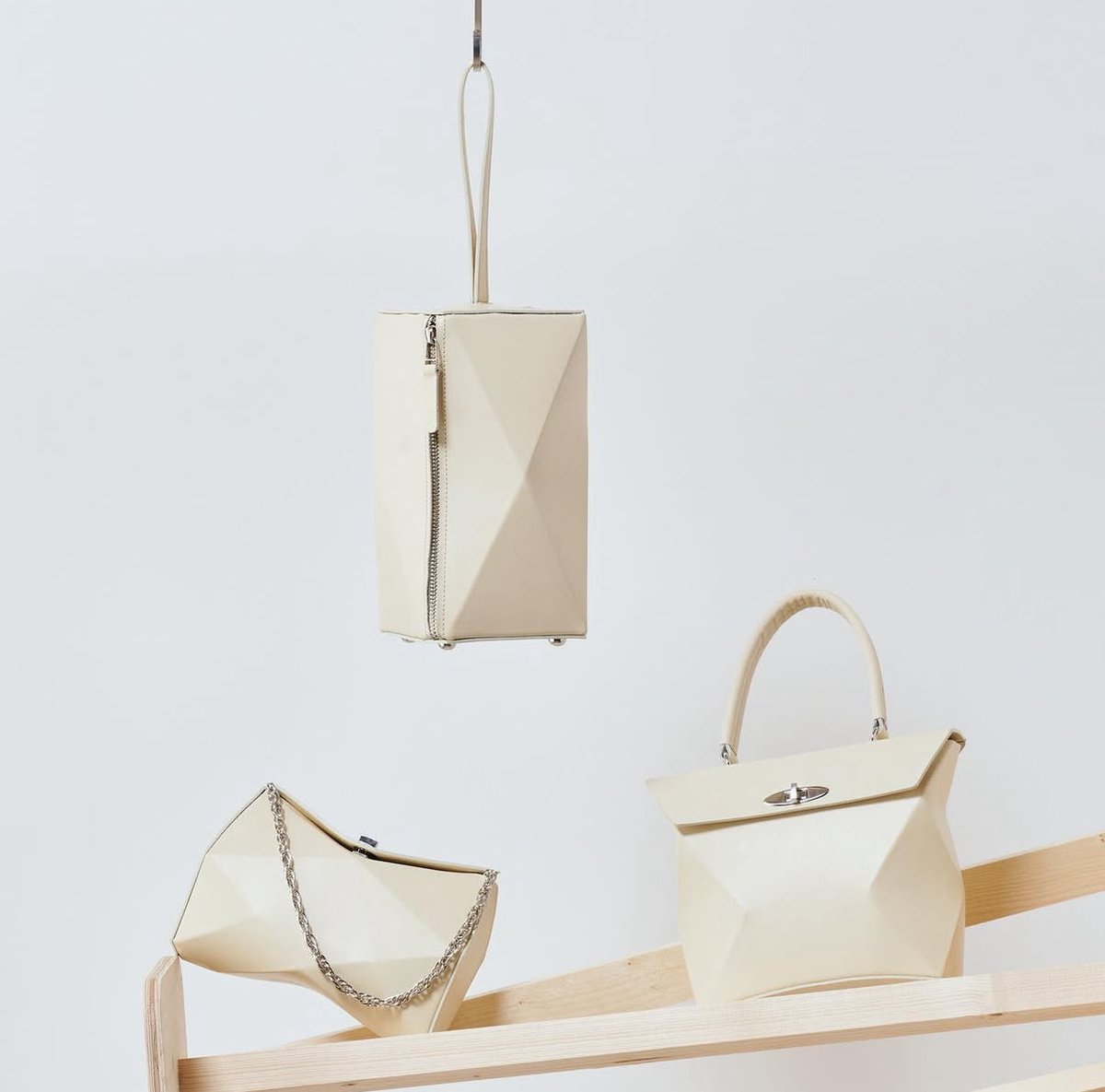 3. KENTO HASHIGUCHI
これレザーなの？と思わず口に出る。レザーでポリゴンを表現することで新たな一面、上品さと近未来感、それでいて不要なものは削ぎ落としていく侘びの哲学を感じる。他にはないデザインを求めている人におすすめ。