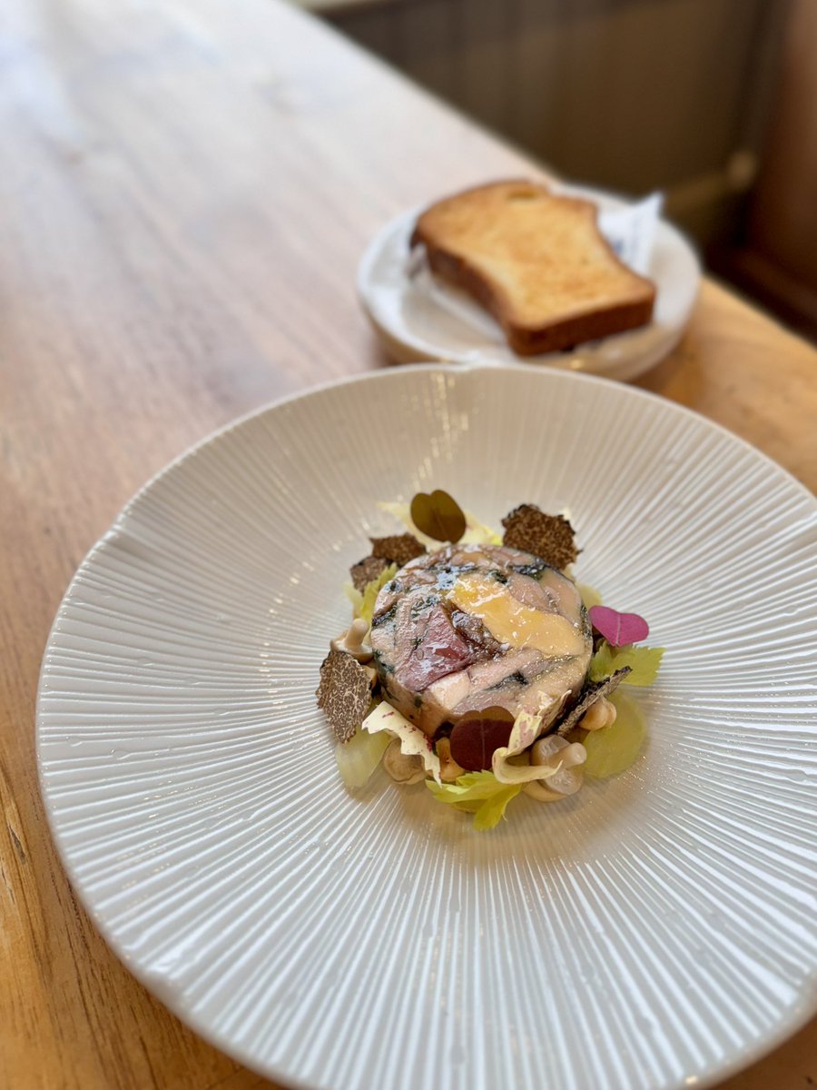 TheKentishHare's tweet image. Game terrine - celeriac remoulade, shiimeji, hazelnut, truffle
#starter #coldstarter #terrine #game #gameterrine #winter #seasonal #seasonalfood #kent #kentrestaurant #top50gastropubs #michelinguide #thekentishhare