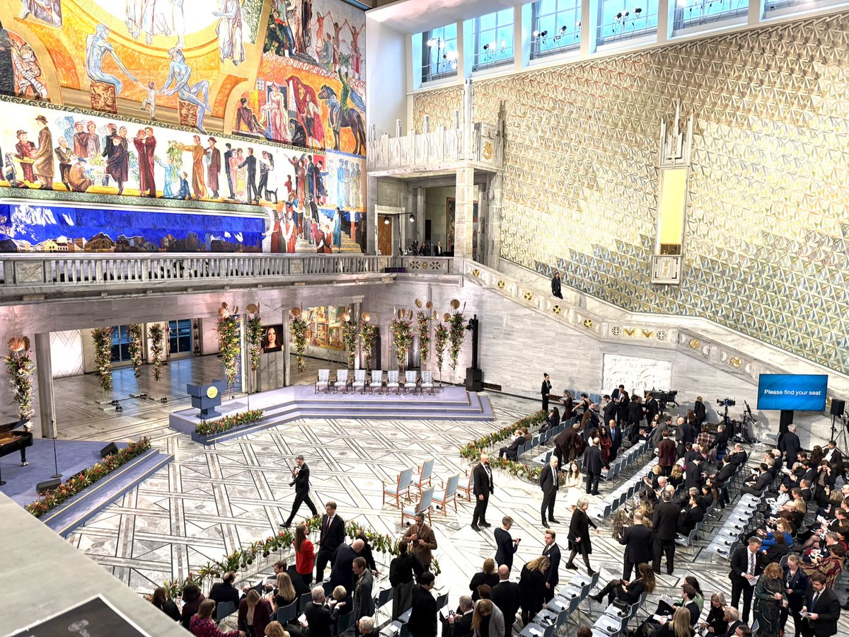 もうすぐノーベル平和賞の授与式。オスロ市庁舎に取材に来ています。