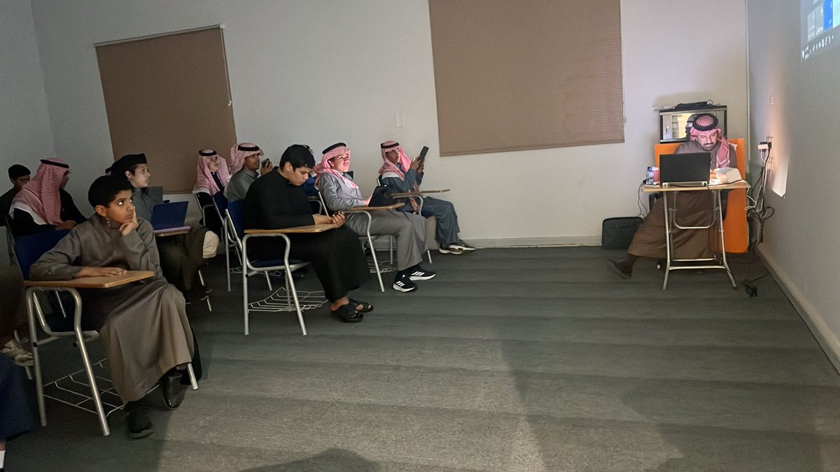 MOE_HHL's tweet image. دشن #تعليم_حائل برنامج “مهارات المستقبل الرقمي” في مقر جمعية الملك عبدالعزيز للخدمات الاجتماعية، ضمن فعاليات أسبوع أبشر طويق المصاحب لمؤتمر أبشر 2025، وذلك بهدف تمكين طلاب الصف الثالث المتوسط من المهارات التقنية الحديثة وتعزيز جاهزيتهم للتحول الرقمي.

يأتي تنفيذ البرنامج بالشراكة…