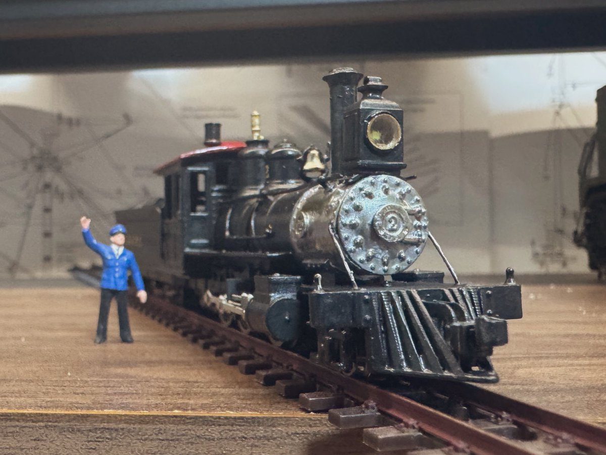 morley_craft's tweet photo. インレタも貼ってサンデーリバー2号機、完成です！(テンダー車右のインレタ少し後ろすぎましたが…)
同じHOスケールのフィギュアと並べてパシャリ…煙室はこすって銀Sunです。
改造で先台車が前寄りですがR117は曲がれるのでその内ウェスタンなミニレイアウトも作りたいです…
#HOナロー
#HOn30 https://t.co/npC1oGIft9