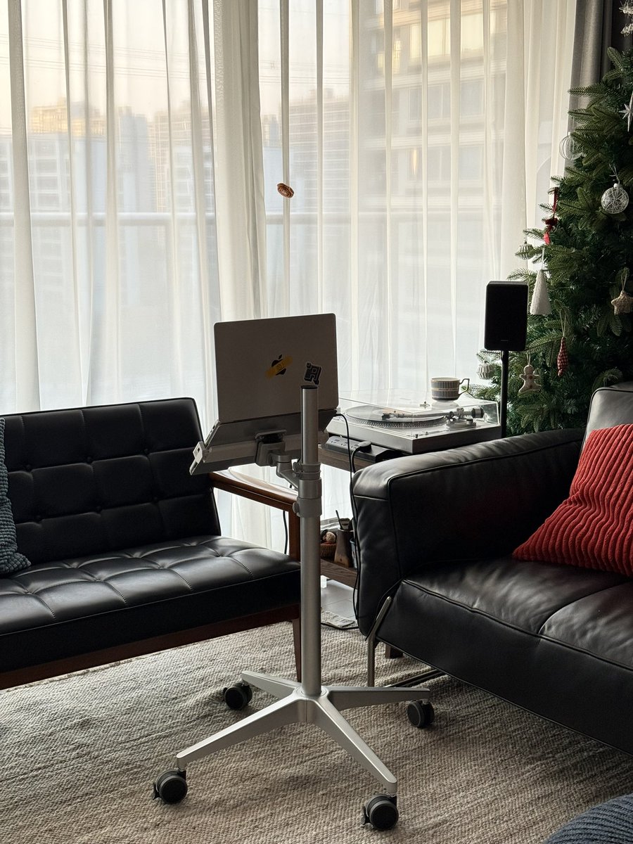 Parece que na era da Programação Inteligente, escritórios e mesas tradicionais não serão mais necessários. É aí que a Al