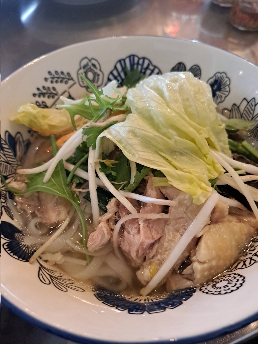 RockPleasure71's tweet image. 鶏肉のフォー@南池袋
#raindrop
#レインドロップ

12月10日(水)🌥️
今日のランチは、少しテイストを変えてベトナム料理屋へ❇️
ここは、南池袋の大人気ビストロ「ラシーヌ」の系列店❇️
入口から店内までお洒落で落ち着いた雰囲気のエスニック料理店です✨
料理は、すべて無農薬・無化調✨