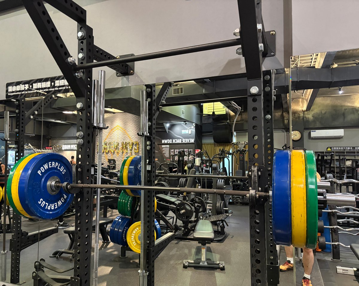 Touch Grass(x), Touch Barbell(o)

重回健身房訓練大概一年半左右，深蹲終於能上到1.5x BW了！
(我也不知道為什麼要在X分享，可能就是太想分享喜悅了🤣🤣)

Empty x1 set(warm-up without belt)
90kg x1 set(warm-up without belt)
100kg x1 set(belted)
110kg x3 sets(belted)