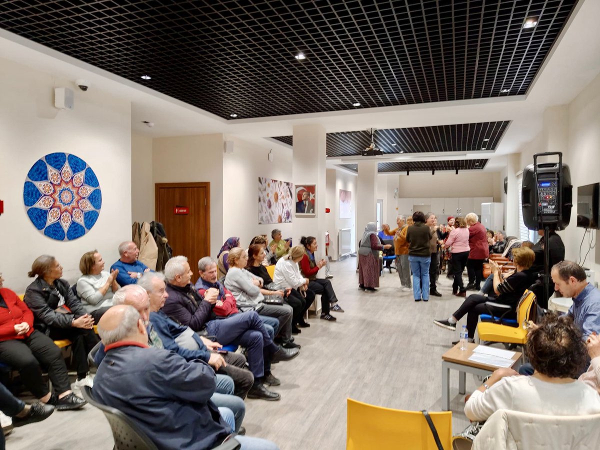 🎶 Öveçler Emekli Etkinlik Merkezi’nde müzik dolu keyifli anlar!
Düzenlediğimiz etkinlikte emekli vatandaşlarımız sevilen şarkıları birlikte söyleyerek doyasıya eğlendi.
Gülümsemelerin eksik olmadığı bu güzel gün müzikle sona erdi.