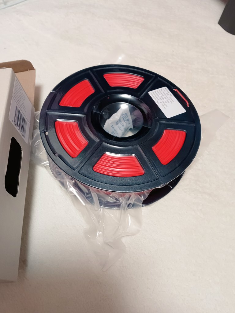 そして、FDM機も持っていないのになぜかもっておりますこのSK本舗NIHONCOLOR朱色フィラメントもただただ色が綺麗なんでここでついでにと言ってはなんですが見せておこうと思います🟥✨️
綺麗なあ〜
分厚くて丸くて重くて赤くて、、真空で、、なんかかっこいい〜（謎）これがフィラメント...これが...