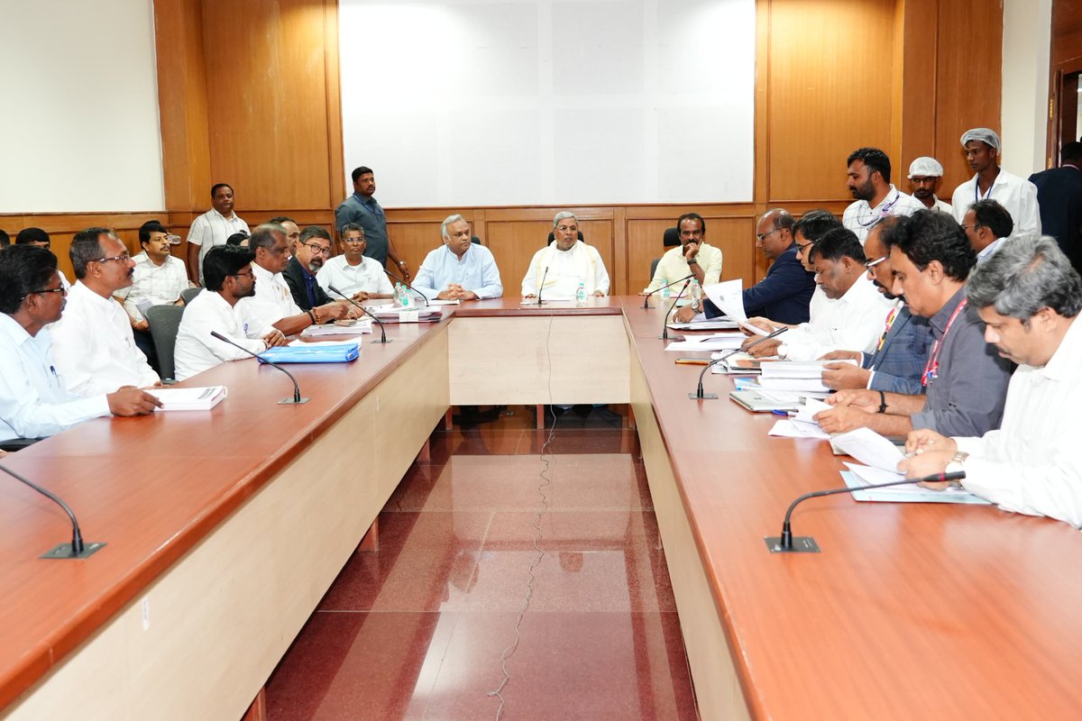 ತಳವಾರ ಮತ್ತು ಪರಿವಾರ ಸಮುದಾಯವನ್ನು ಪರಿಶಿಷ್ಟ ಪಂಗಡಕ್ಕೆ ಸೇರಿಸುವ ಕುರಿತಾದ ಬೇಡಿಕೆಗೆ ಸಂಬಂಧಿಸಿದಂತೆ ಇಂದು ಸಚಿವರು ಹಾಗೂ ಹಿರಿಯ ಅಧಿಕಾರಿಗಳ ಜೊತೆ ಸಭೆ ನಡೆಸಿ ಚರ್ಚಿಸಿದೆ. 

ಸಚಿವರಾದ ಸತೀಶ್ ಜಾರಕಿಹೊಳಿ, ಲಕ್ಷ್ಮೀ ಹೆಬ್ಬಾಳ್ಕರ್, ಪ್ರಿಯಾಂಕ್ ಖರ್ಗೆ, ವಿಧಾನ ಪರಿಷತ್ತಿನ ವಿರೋಧ ಪಕ್ಚದ ಮುಖ್ಯ ಸಚೇತಕರಾದ ಎನ್.ರವಿ ಕುಮಾರ್, ಯೋಜನಾ