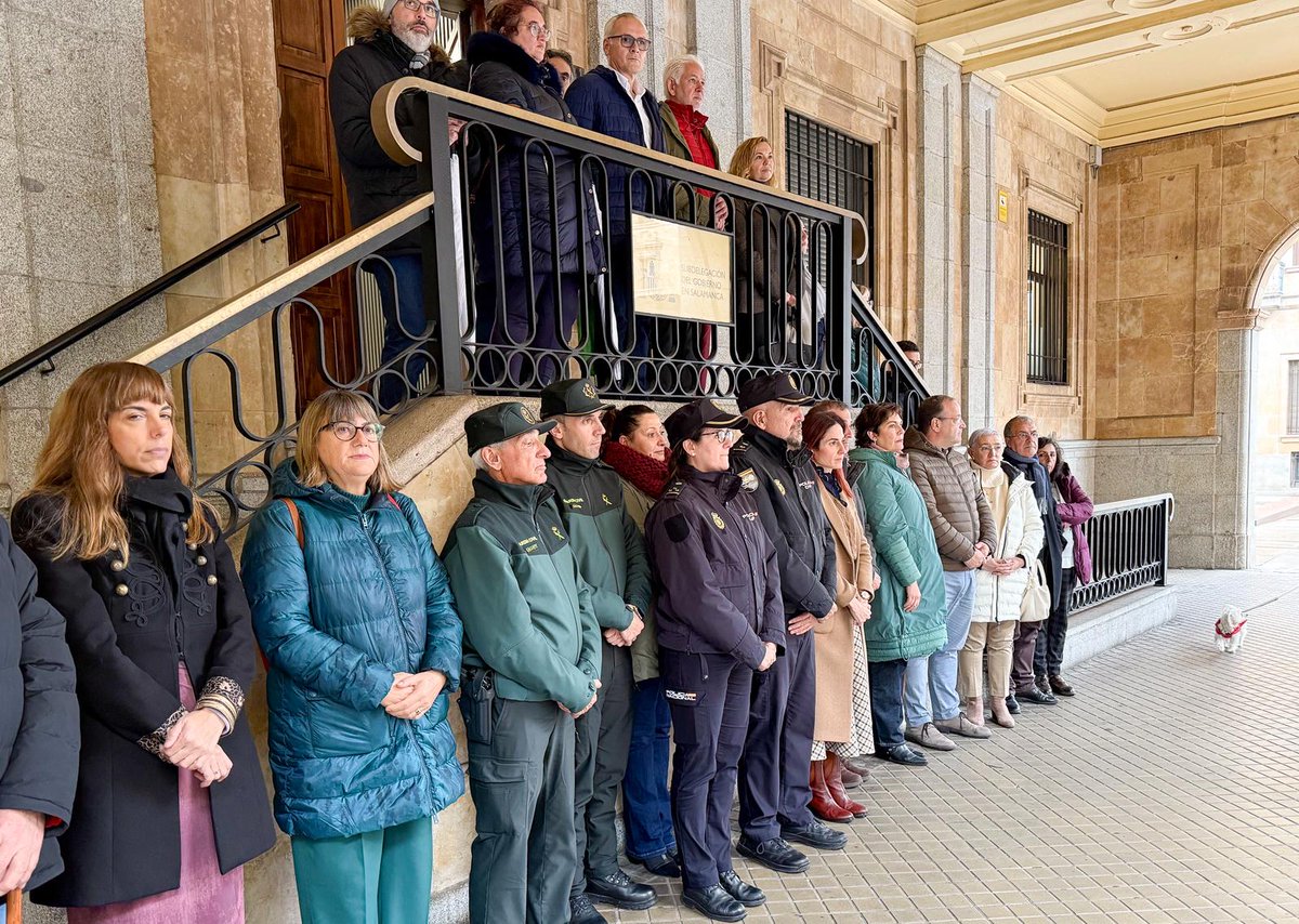 ⚫️ El PSOE de Salamanca ha estado presente en el minuto de silencio como protesta por dos nuevos asesinatos por violencia de género de dos mujeres en Toledo y Sevilla.

👉 No pararemos hasta terminar con esta lacra social.

#NiUnaMás 
#NiUnaMenos