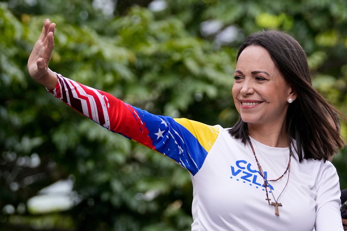 herqles_es's tweet photo. 🇻🇪🇳🇴 | María Corina Machado logra salir de Venezuela, pero no asistirá a la ceremonia del Nobel de la Paz en Oslo.

La líder opositora venezolana, María Corina Machado, ha logrado salir de Venezuela pese a la persecución del régimen de Nicolás Maduro, según ha confirmado su entorno y el Instituto del Nobel.

Sin embargo, el Instituto ha revelado hoy que Machado no asistirá a la ceremonia de entrega del Nobel en Oslo, Noruega. Su hija, Ana Corina Sosa, será quien recoja el premio en su nombre.