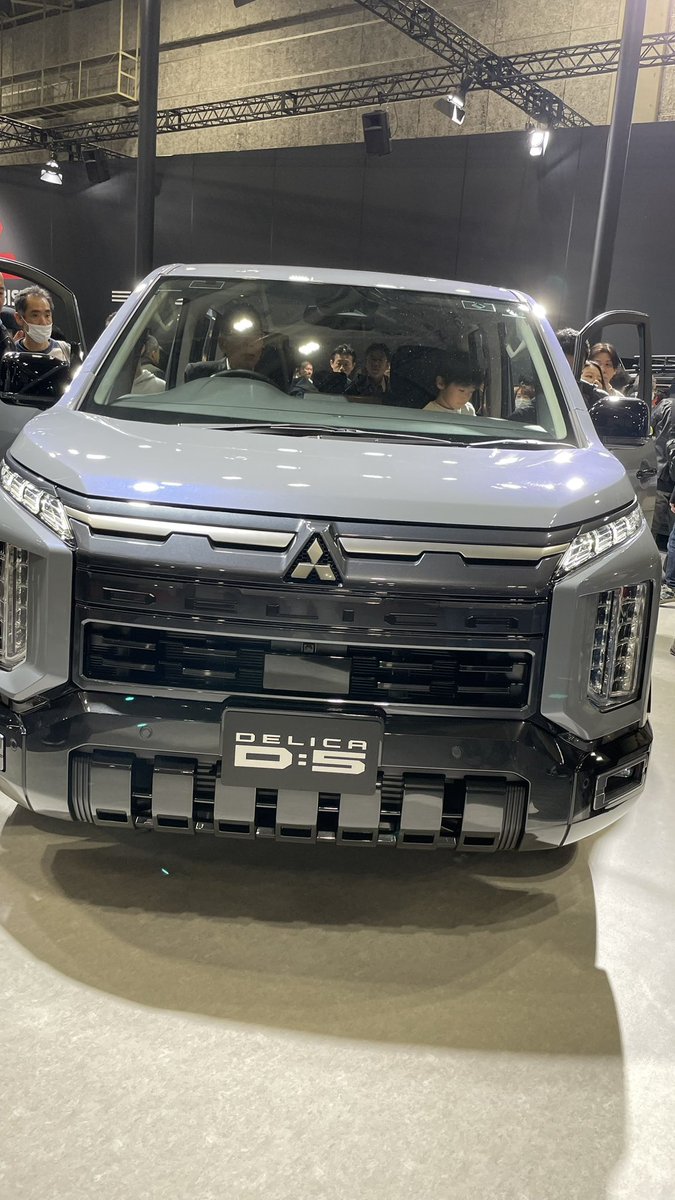 大阪モーターショー視察記③
新しくマイナーチェンジしたデリカD5もありました。パッと見、あまり変わってませんが、オーバーフェンダーが最初から装着されていて羨ましい😃
#大阪モーターショー
#デリカD5