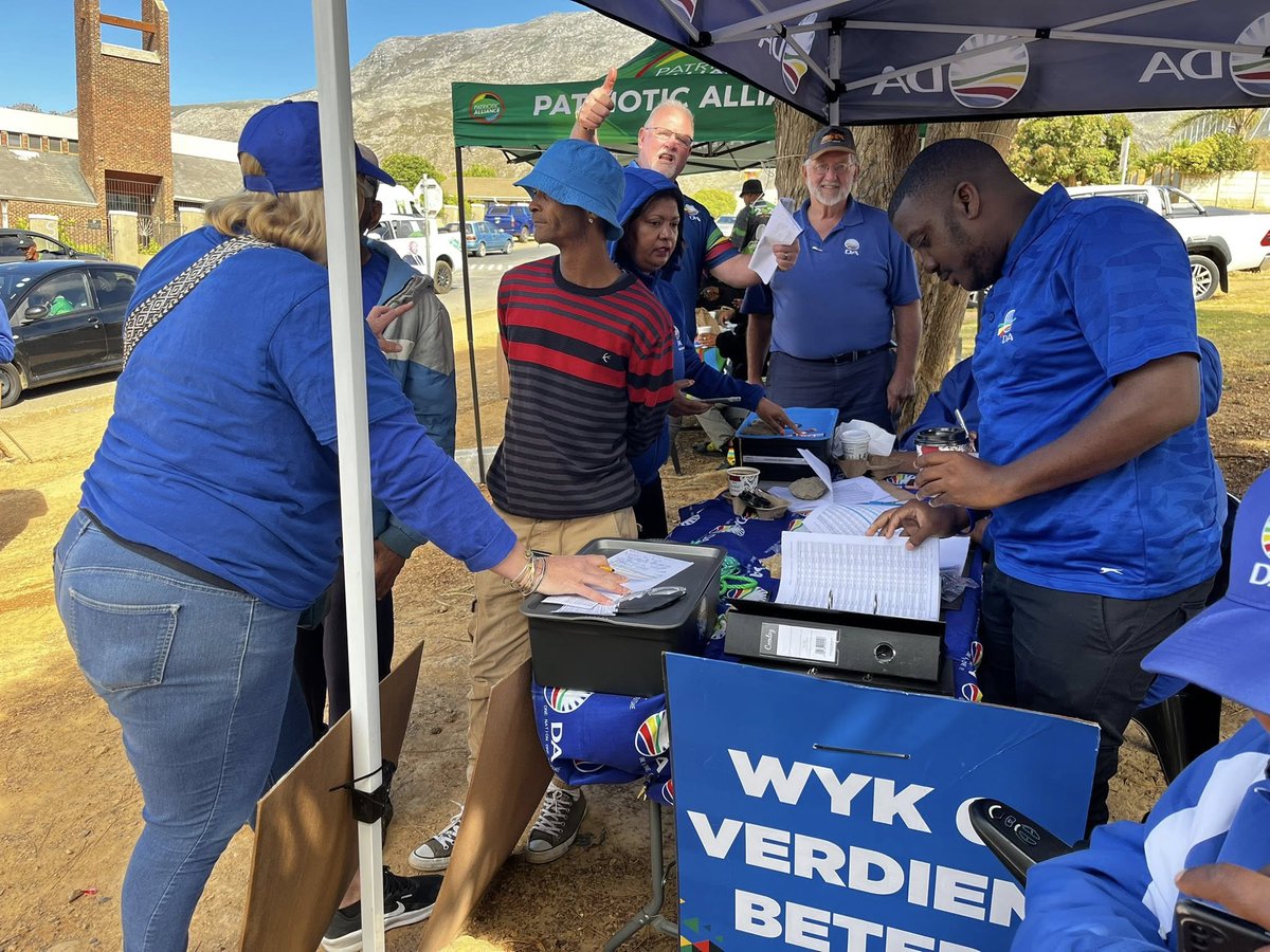 WesternCapeDA's tweet image. 💙 Die DA is oppit innie Villiersdorp!
Kom uit en #StemDA vir beter lewensomstandighede in Wyk 6.

📍Stemlokaal: Kosie De Wet Primêre Skool

#KomPadToe