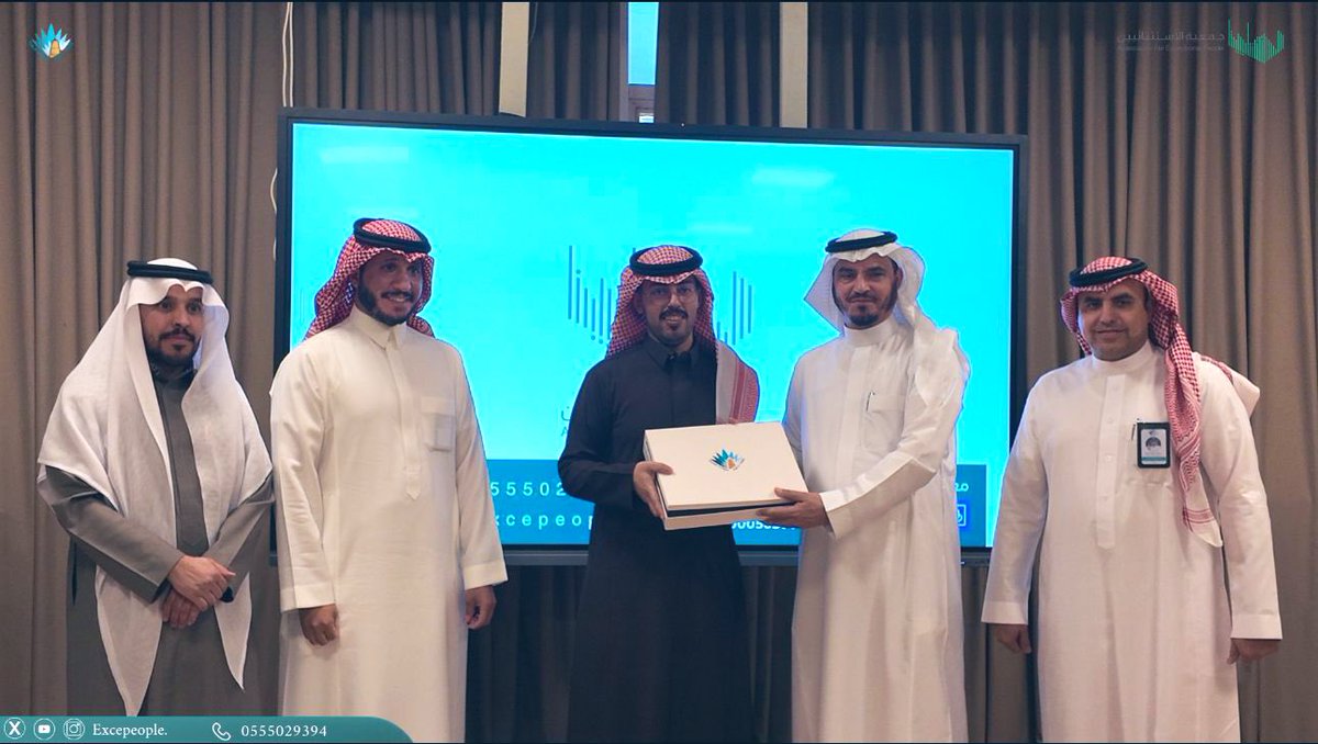 لإبراز الأنجازات المتراكمة عبر سنوات من العطاء في برنامج #تقدر_تتعلم الذي رسّخ نموذجًا وطنيًا للتعليم الشامل نفخر به على المستوى الدولي.

كرّم سعادة رئيس مجلس أمناء كليات عنيزة الأهلية المدير التنفيذي أ.فايز العضياني ومنسوبي الجمعية،كما شمل التكريم الطلاب المستفيدين من البرنامج.