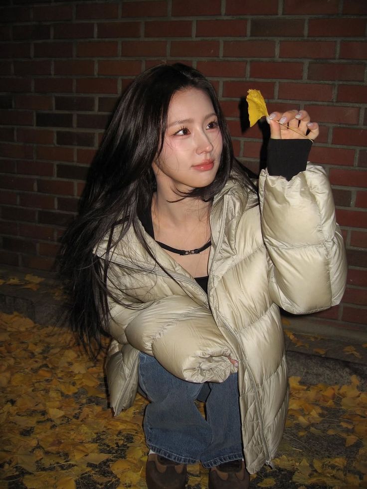 spifcs's tweet image. 바람에 흩날린 가을 조각들을 하나씩 바라보다 보면 복잡했던 생각들도 조금씩 사라지는 것 같아. 이 계절이 가진 잔잔함이, 묘하게 마음을 따뜻하게 만든다.