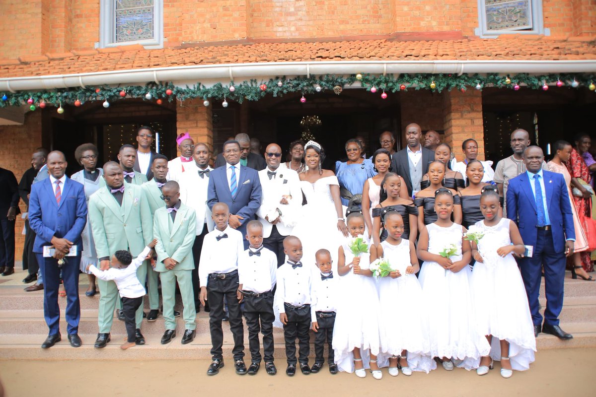 BugandaKingdom_'s tweet image. Katikkiro Charles Peter Mayiga ayozaayozezza Dr. Sam Kazibwe omuweereza wa Kabaka ku leediyo @cbsfm_ug olw'okugattibwa empeta ne mukyala we Sonia Babirye.

Katikkiro agamba nti abantu bangi batya obufumbo kyokka nti kino kibeerawo mu bintu byonna eby'omuggundu omuntu yenna…