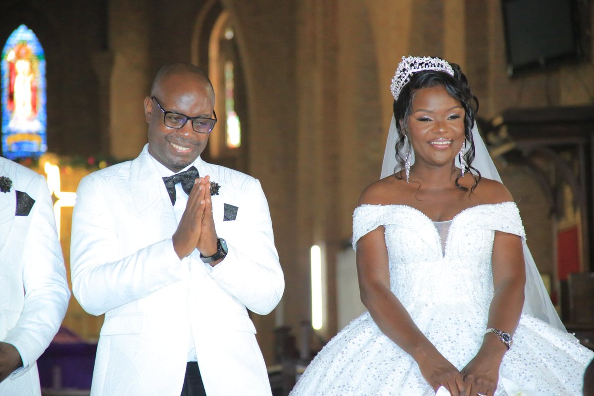 BugandaKingdom_'s tweet image. Katikkiro Charles Peter Mayiga ayozaayozezza Dr. Sam Kazibwe omuweereza wa Kabaka ku leediyo @cbsfm_ug olw'okugattibwa empeta ne mukyala we Sonia Babirye.

Katikkiro agamba nti abantu bangi batya obufumbo kyokka nti kino kibeerawo mu bintu byonna eby'omuggundu omuntu yenna…