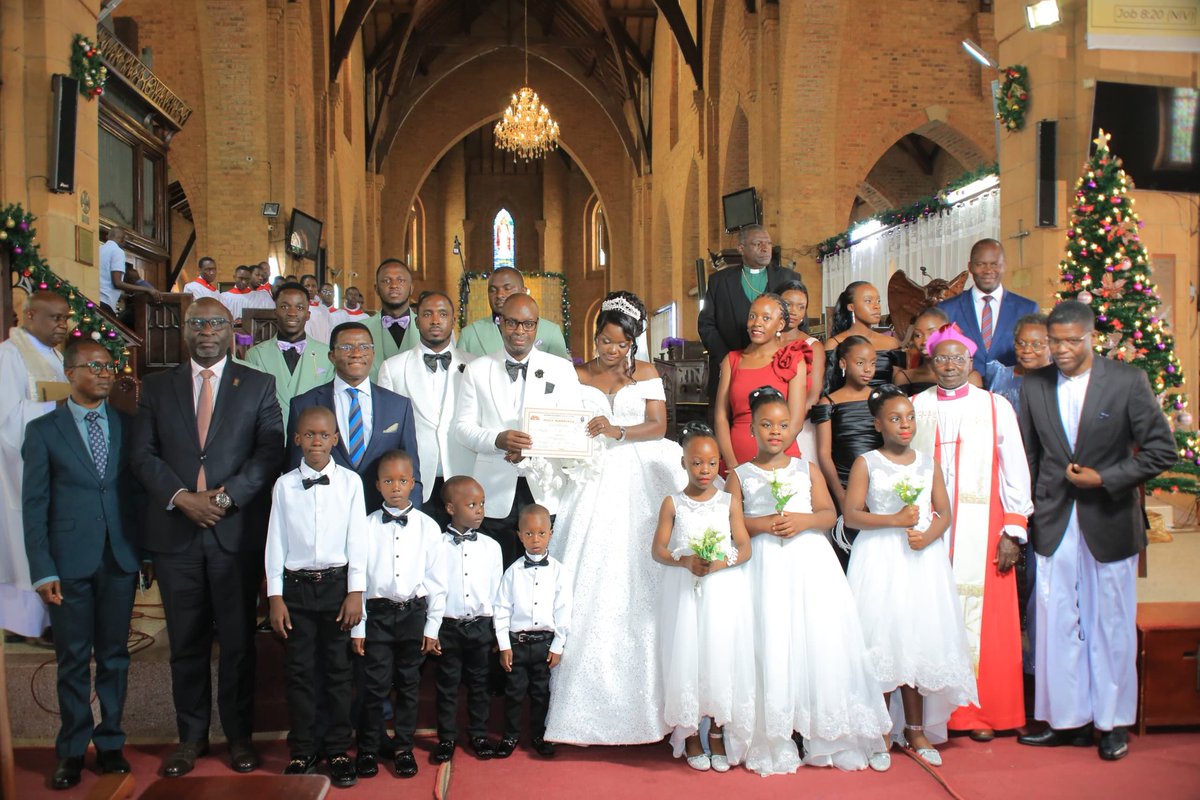 BugandaKingdom_'s tweet image. Katikkiro Charles Peter Mayiga ayozaayozezza Dr. Sam Kazibwe omuweereza wa Kabaka ku leediyo @cbsfm_ug olw'okugattibwa empeta ne mukyala we Sonia Babirye.

Katikkiro agamba nti abantu bangi batya obufumbo kyokka nti kino kibeerawo mu bintu byonna eby'omuggundu omuntu yenna…