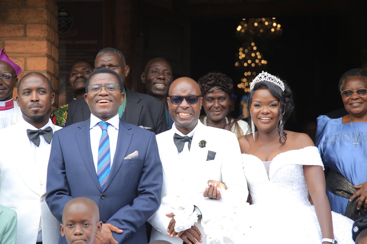 BugandaKingdom_'s tweet image. Katikkiro Charles Peter Mayiga ayozaayozezza Dr. Sam Kazibwe omuweereza wa Kabaka ku leediyo @cbsfm_ug olw'okugattibwa empeta ne mukyala we Sonia Babirye.

Katikkiro agamba nti abantu bangi batya obufumbo kyokka nti kino kibeerawo mu bintu byonna eby'omuggundu omuntu yenna…