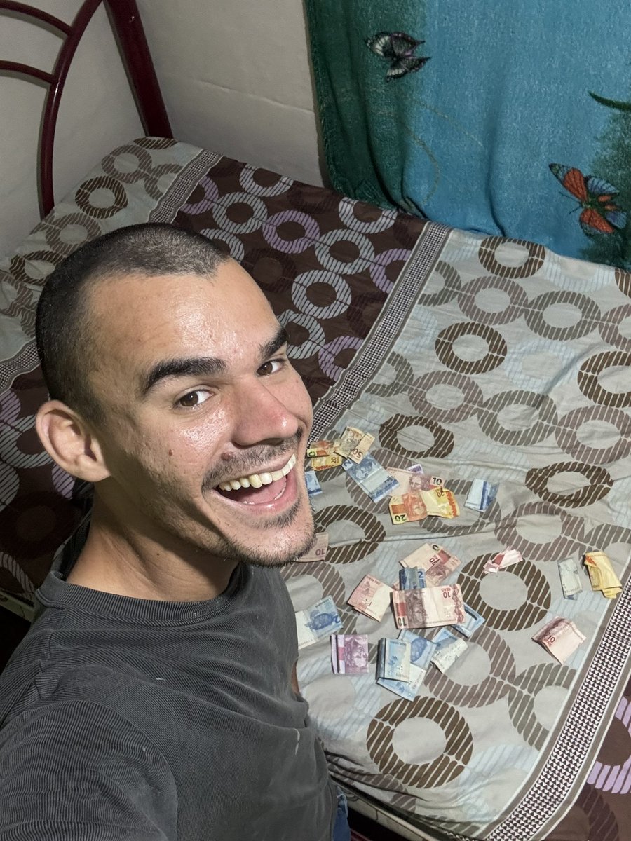 bilbct's tweet image. Dinheiro não compra amor , porque eu sempre tive de sobre e to solteiro até hoje 😩😂