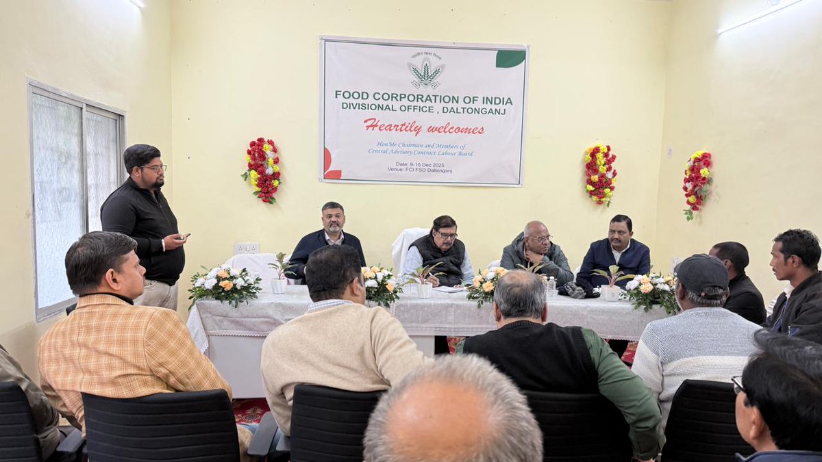 आज दिनांक 10.12.2025 को भारतीय खाद्य निगम, मंडल कार्यालय, डाल्टनगंज के अधीन खाद्य संग्रह भंडार डाल्टनगंज में "केंद्रीय संविदा श्रम सलाहकार बोर्ड" के माननीय अध्यक्ष श्री सुरेंद्र कुमार पांडे एवं अन्य सदस्यगण का हार्दिक स्वागत किया गया ।