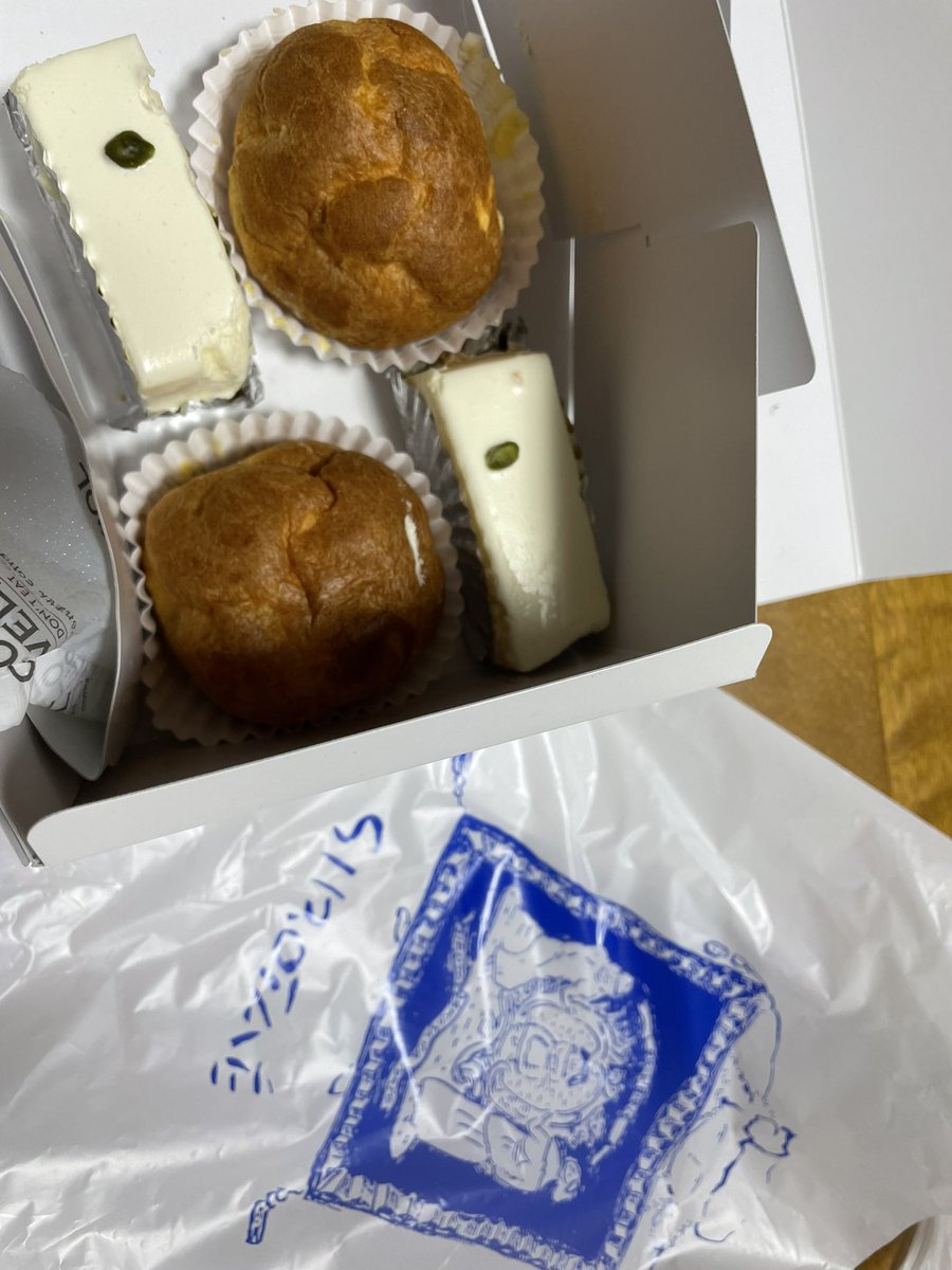 たまたまなんだけど赤坂見附で用事があって、昨日見た #マツコの知らない世界 で #しろたえ のシュークリーム出てたから立ち寄ってみました
軒が狭いせいもあるけど並んでました
チーズケーキで知られているお店だったことも思い出してそれも選んで帰路に着きました　RP