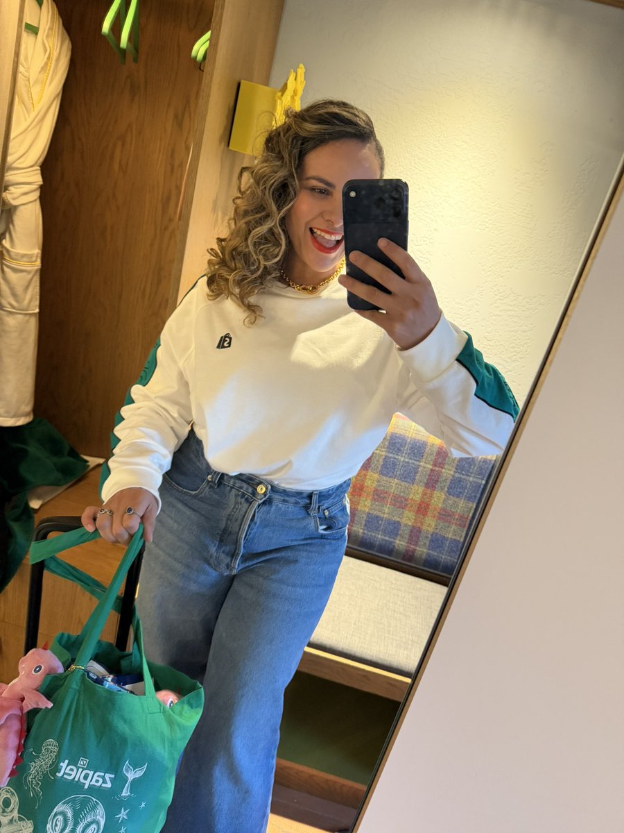 💚🦖Good morning London! Debuting my new <a href="/Shopify/">Shopify</a> t-shirt!🦖💚Who said that <a href="/ShopifyDevs/">Shopify Developers</a> couldn’t be charming too.