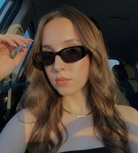Catch me living in the sunlight 🌞💛
 #sunkissedglow #sunnyvibes #glowup #aestheticselfie #warmvibes