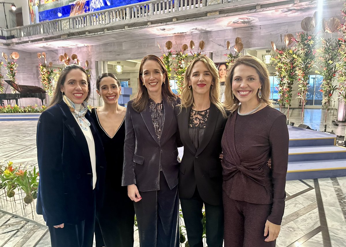 Estas mujeres valientes son las tres hermanas y la sobrina de una Heroína de la Libertad, Premio Nobel de la Paz.

Qué honor poder compartir con ellas este día tan emocionante.

Viva <a href="/MariaCorinaYA/">María Corina Machado</a> 

¡Viva Venezuela Libre!