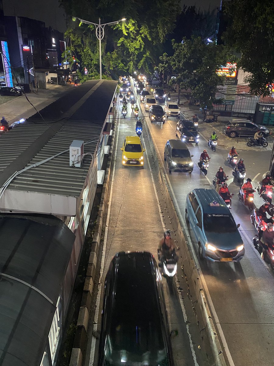 iPatIntak's tweet photo. jalur steril KENTUTTTT @PT_Transjakarta @DKIJakarta https://t.co/5F41JBvEsS