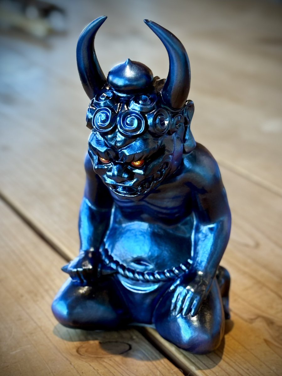 新作ソフビ「オニデーシ」爆誕👹

1stカラー

「緑青(左)」　「暗黒(右)」

各5000円

12/13
名古屋のクリエイターズマーケットにてデビューします㊗️
どうぞよろしくお願いいたします✨

(つづく)
#銀印本舗 #クリマ
#オニデーシ #鬼大師 #元三大師