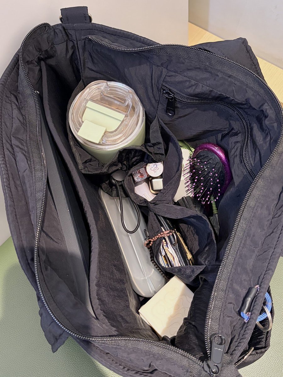 this bag is soooo my vibe, playful and 100% useful🖤 matches my energy perfectly.

no bag organizer needed bcs this bag has BUILT-IN COMPARTEMENTS, everything stays in its place.