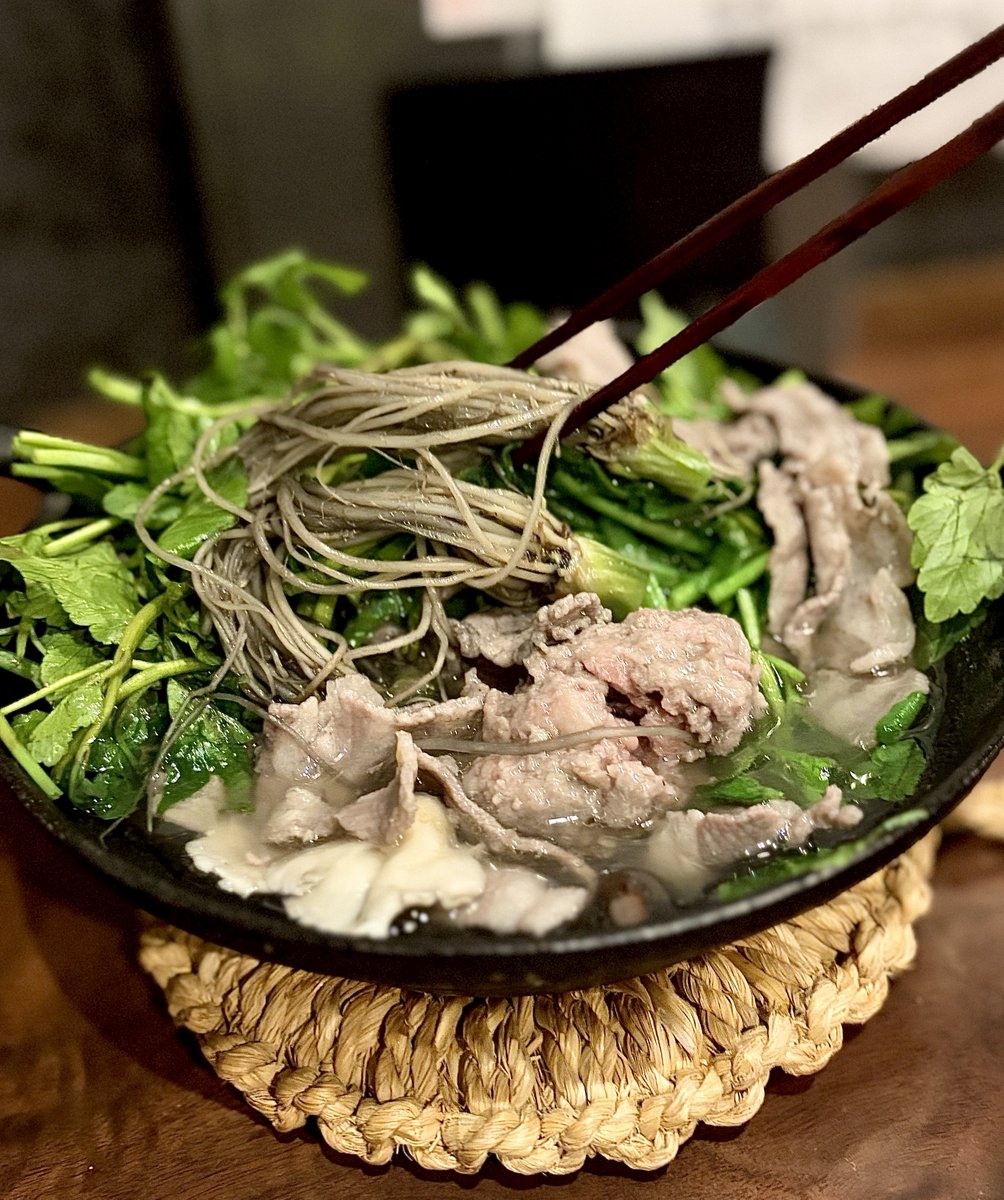 人形町 ぼんくら。
猪とセリと天然キノコの小鍋。結構ボリュームがありドサっとのせられた根付きのセリを持ち上げると猪のバラと肉ダンゴがゴロゴロ出てくる。猪の強い旨みと脂の甘味がたまらない。残った汁でにゅうめんを追加出来るけど…別の料理も食べたいのでグッと我慢して汁を肴にお酒をすする。